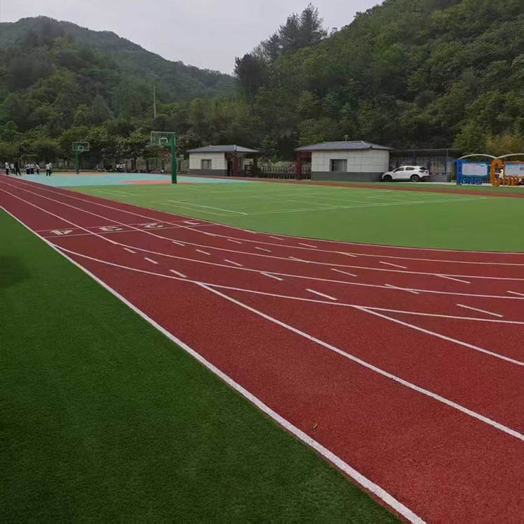 宁陕筒车湾小学塑胶跑道+人造草坪实景图