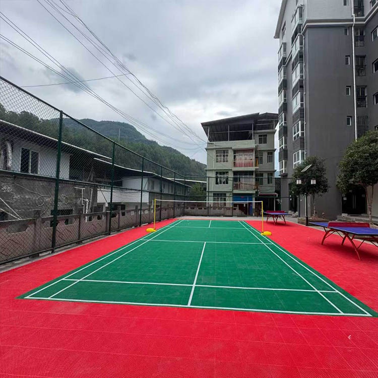 巴中市板桥口镇悬浮地板 篮球架 围网实景图