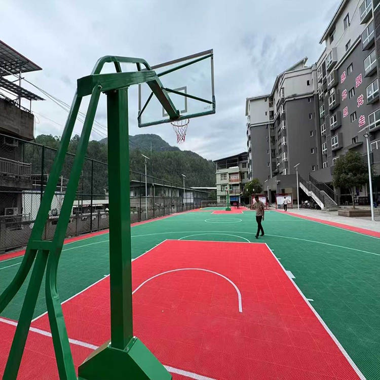 巴中市板桥口镇悬浮地板 篮球架 围网实景图