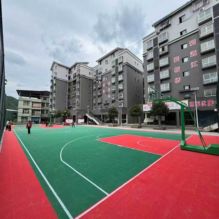 巴中市板桥口镇悬浮地板 篮球架 围网实景图